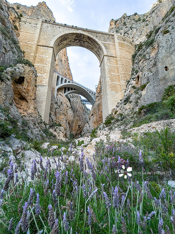 西班牙南部仰视拱形桥梁美景图片素材