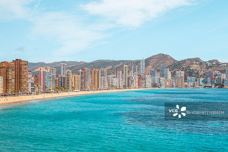 西班牙白色海岸贝尼多姆天际线，蓝色大海图片素材