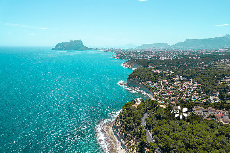 夏季西班牙白色海岸的蓝色航拍图片素材