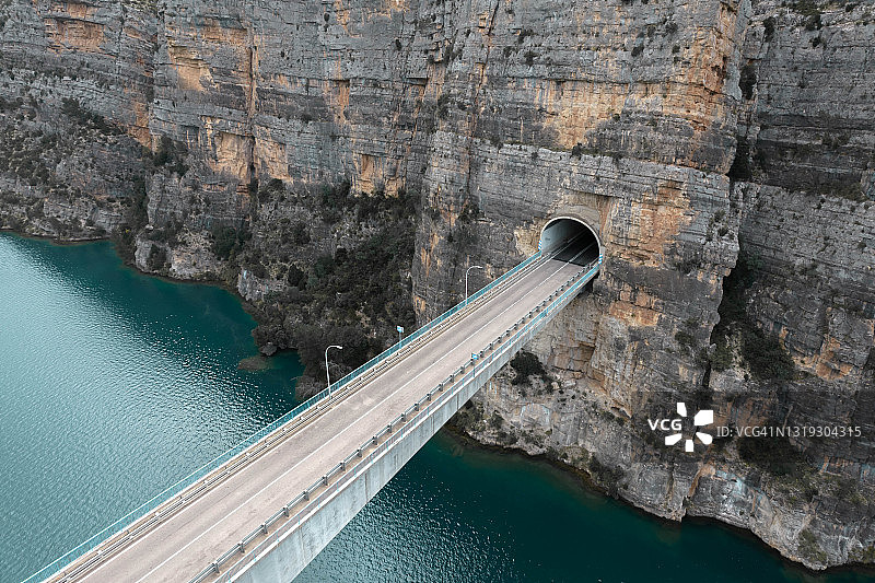 西班牙山区带隧道的壮丽高架公路航拍图片素材