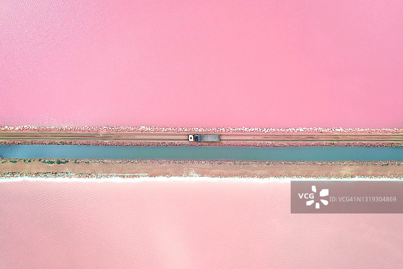 西班牙自然保护区盐滩上的粉色泻湖纹理图片素材