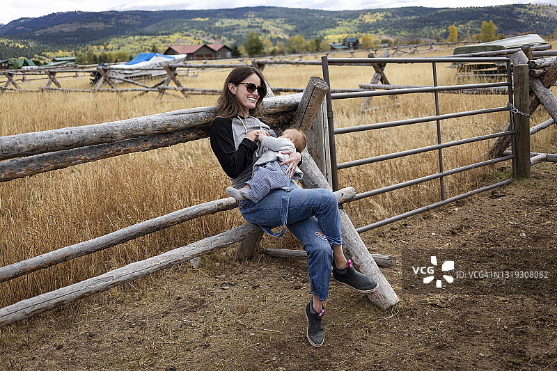 在农场里的母子图片素材