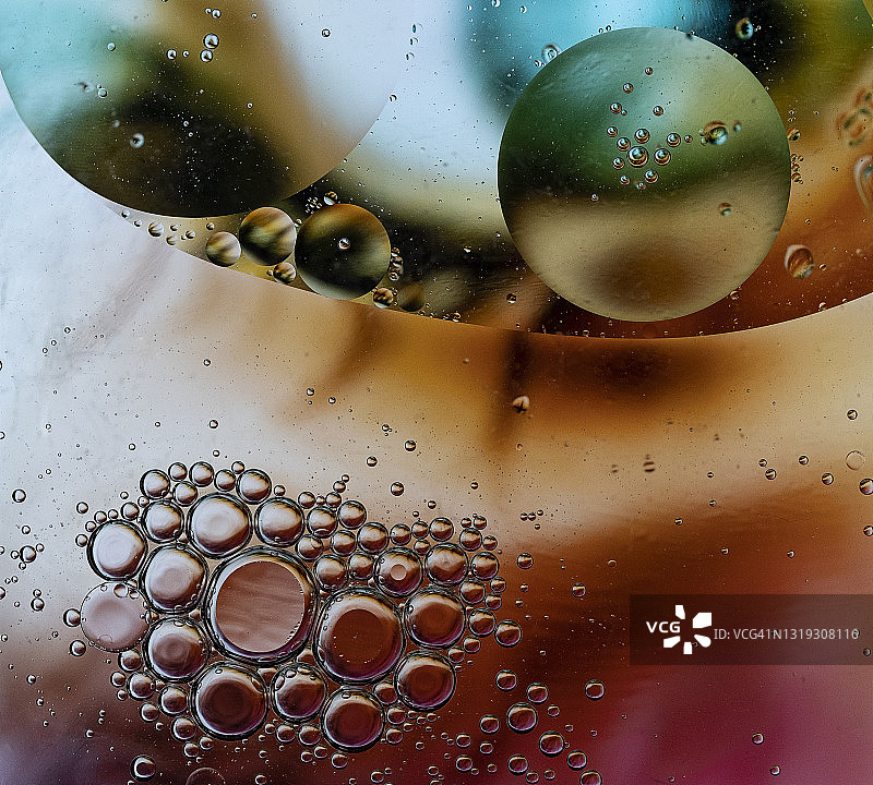 水中油滴的微距摄影图片素材
