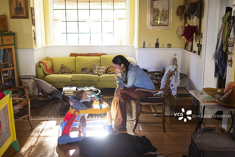 母亲和儿子在客厅里图片素材