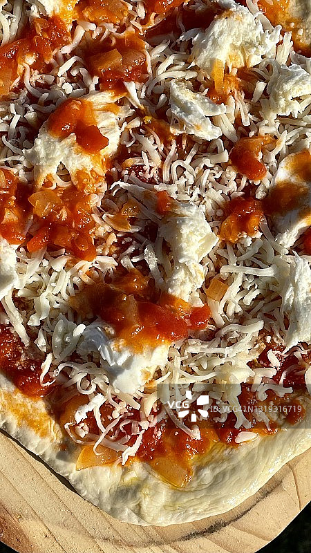 烹饪前的披萨图片素材