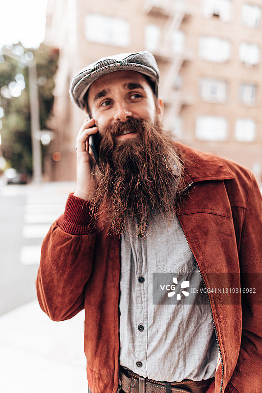 在旧金山街头打电话的时尚男人图片素材