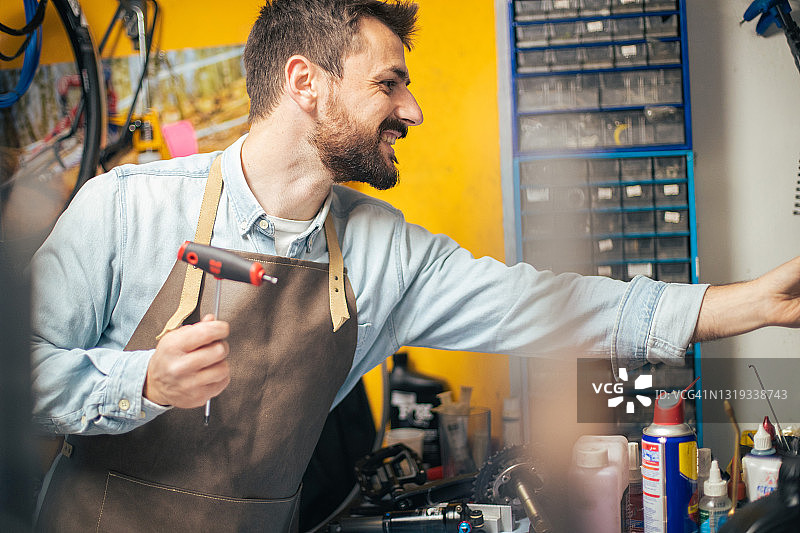 修理工工作中图片素材