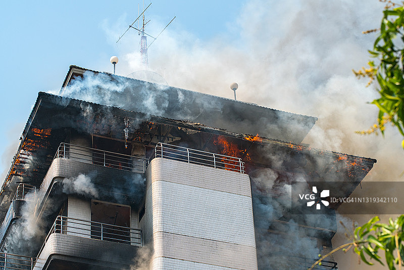 高层公寓或住宅楼火灾图片素材