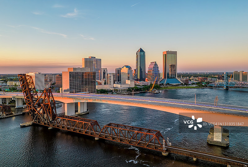 杰克逊维尔市中心日落景观 - 航拍视角图片素材