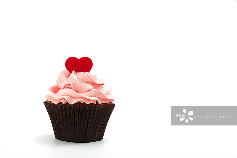 粉色纸杯蛋糕，顶部有心形装饰图片素材