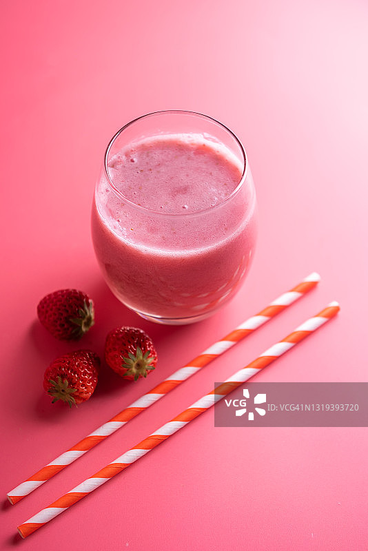 新鲜草莓冰沙和草莓，粉色背景图片素材
