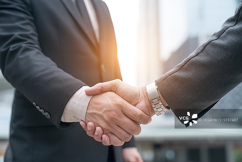 商业谈判中商业伙伴的握手图片素材