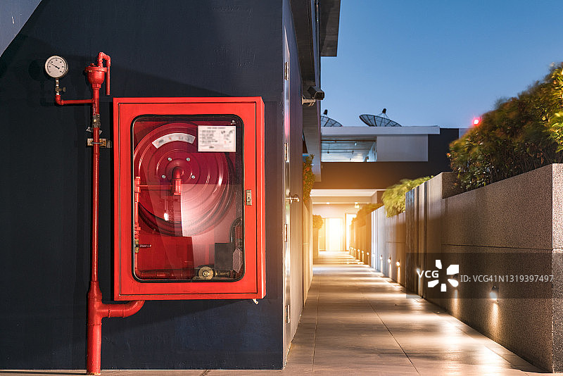 酒店走廊的灭火器和消防水带卷盘图片素材