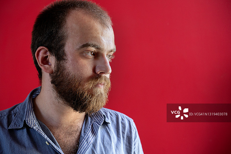 表情严肃、沉思的年轻土耳其男人肖像图片素材