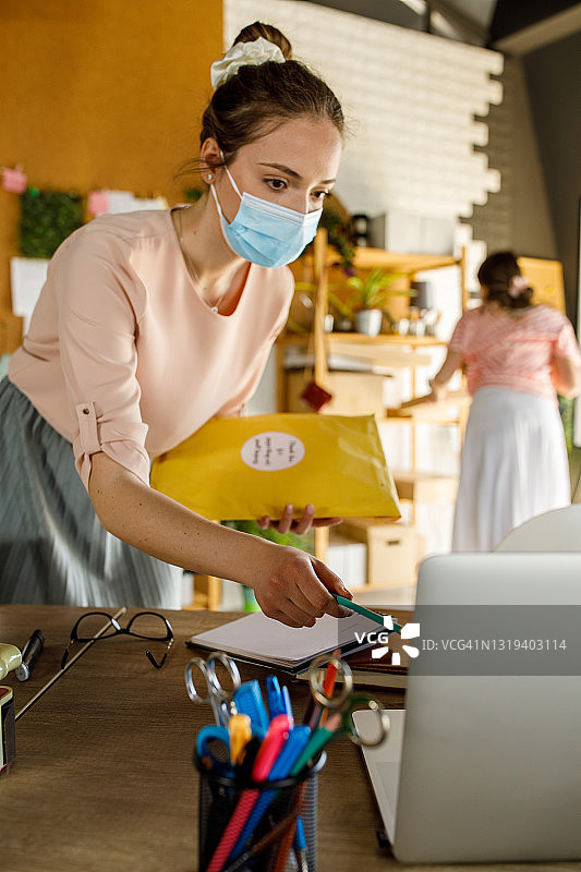 笔记本电脑上查看客户发货地址图片素材