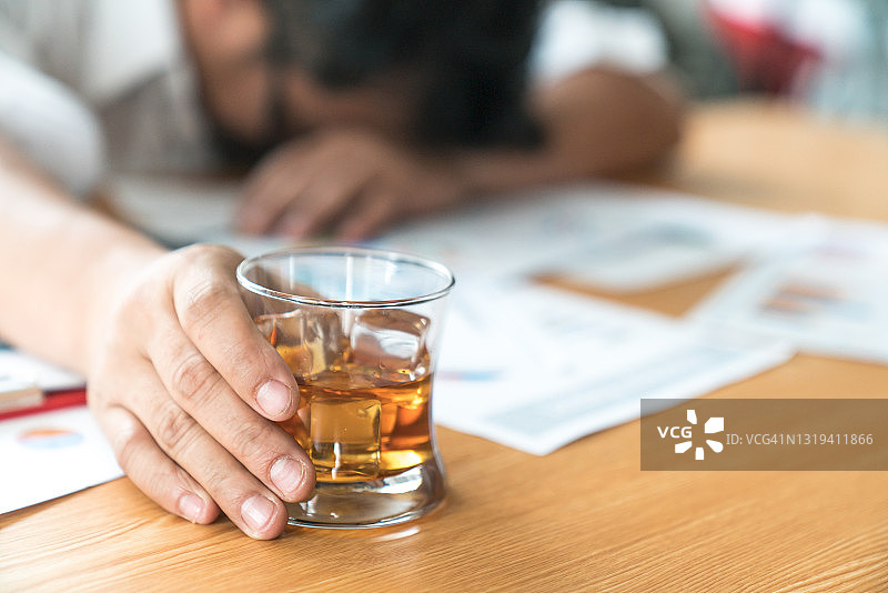 工作中醉酒图片素材