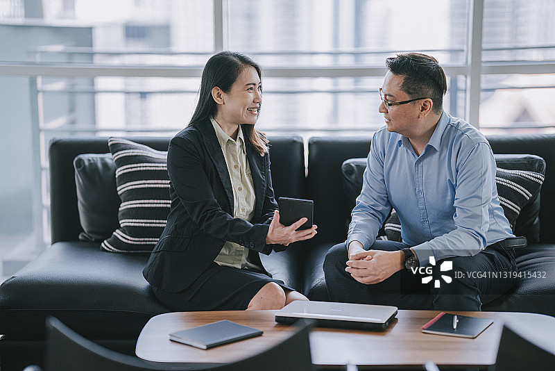 亚洲银行家在贵宾室向客户讲解投资计划图片素材