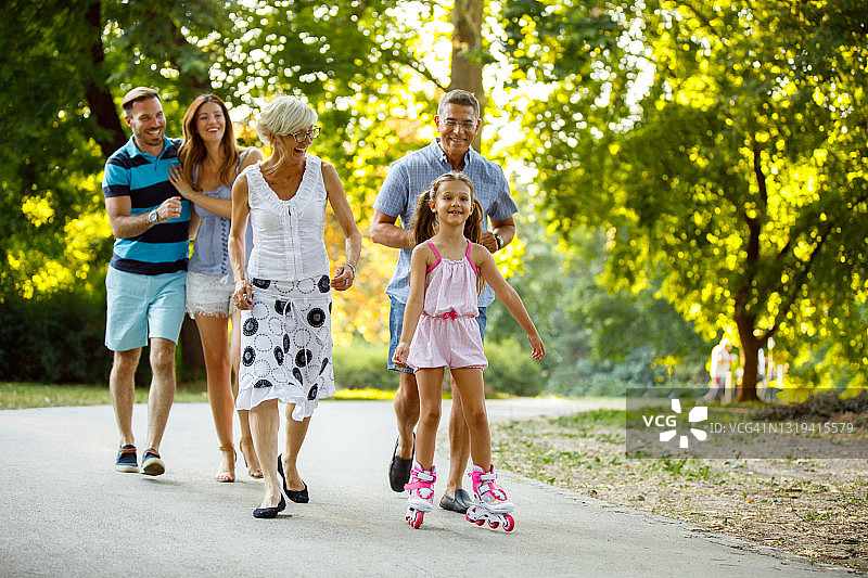 祖父母帮助孙女玩轮滑图片素材