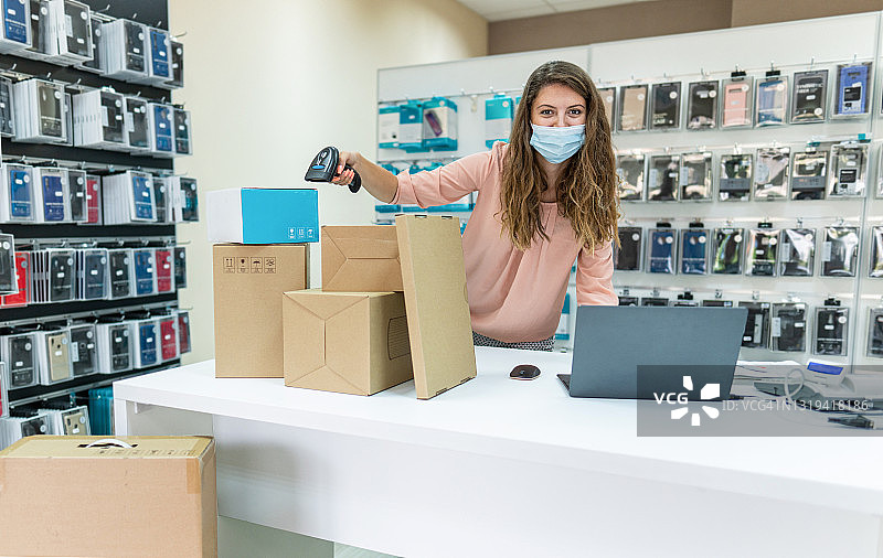 女售货员整理在线配送图片素材
