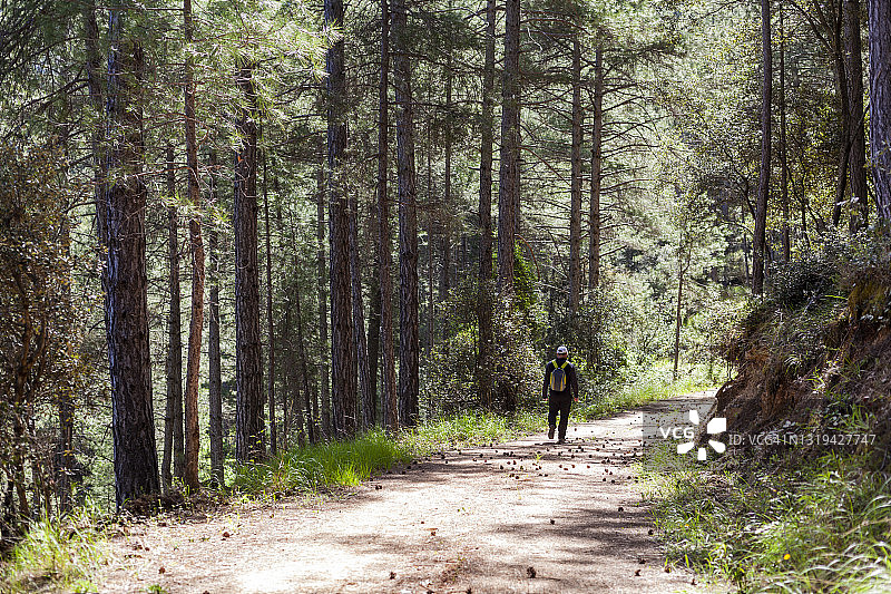男子在西班牙安达卢西亚山区徒步旅行图片素材