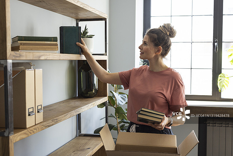 女性在新公寓里整理物品图片素材
