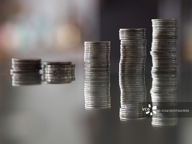 模糊背景上整齐排列的硬币图片素材