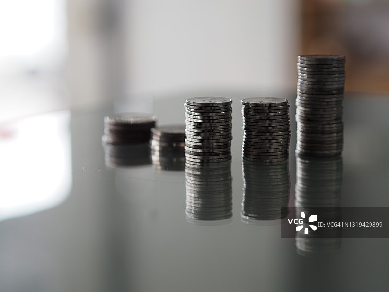 模糊背景上整齐排列的硬币图片素材