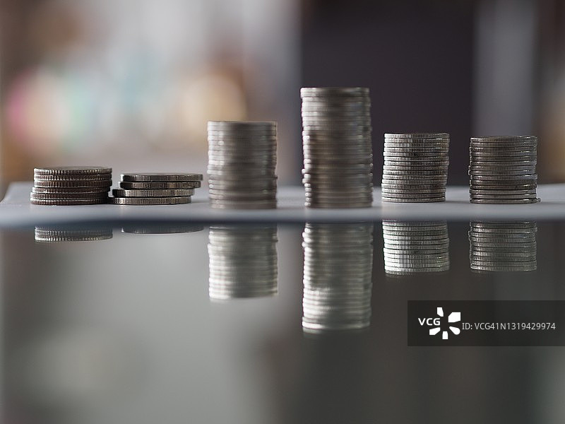 模糊背景上整齐排列的硬币图片素材
