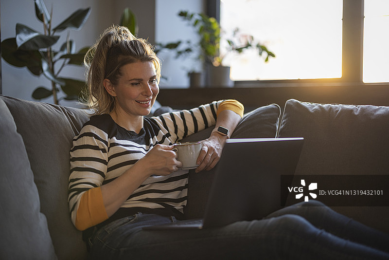 在家放松的妇女图片素材