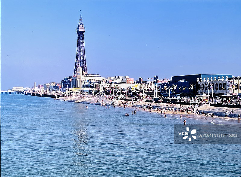 黑潭海景，展示了黑潭塔、海滩和周边地区，英格兰图片素材