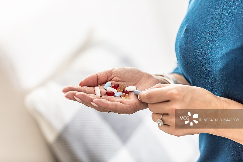 女人手中的药丸、营养补充剂或维生素图片素材