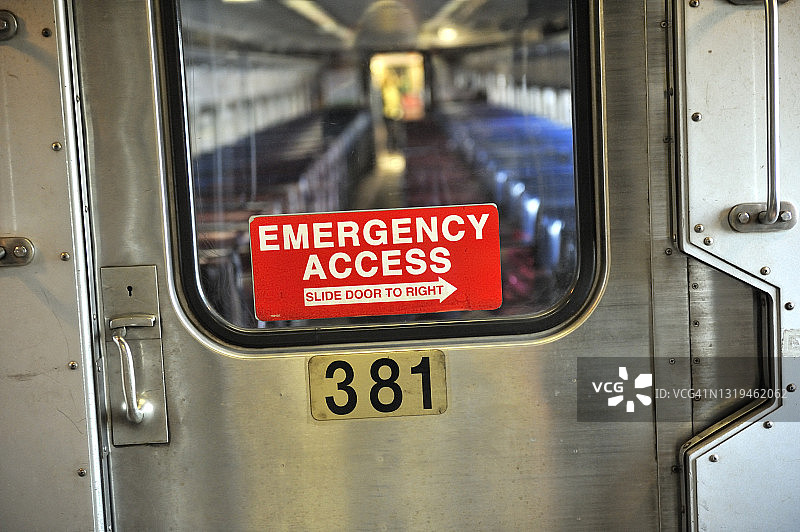 火车上的紧急出口图片素材