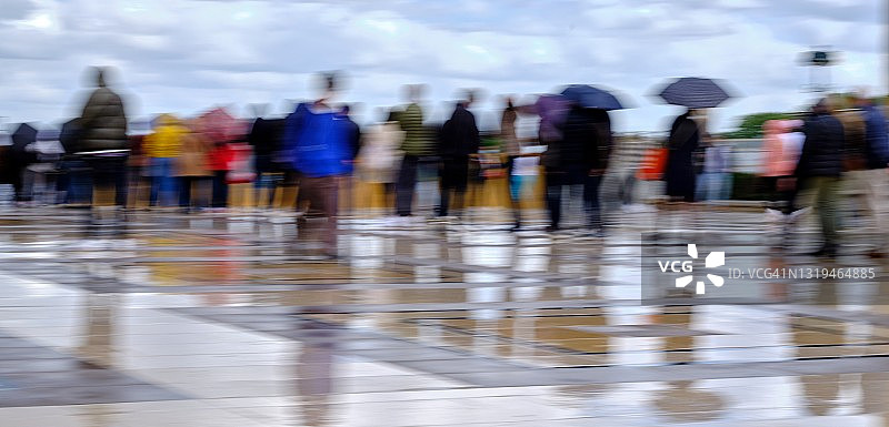 雨中的人群图片素材