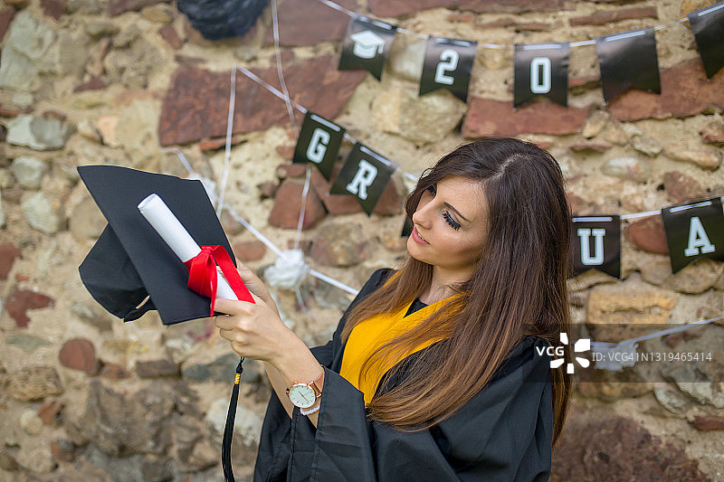毕业日兴奋的年轻女人图片素材