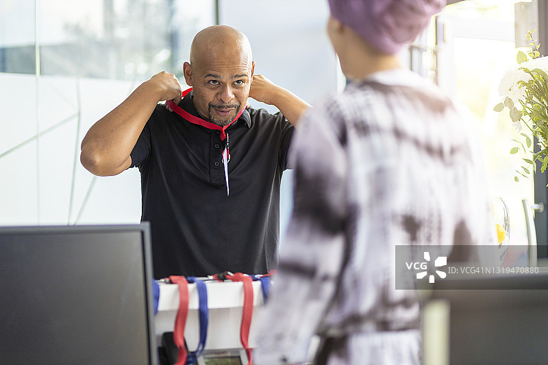 商务人士佩戴胸牌参加会议图片素材