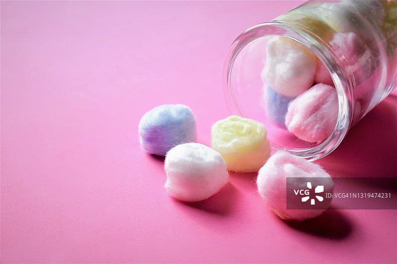 粉色背景上色彩鲜艳的卸妆棉图片素材