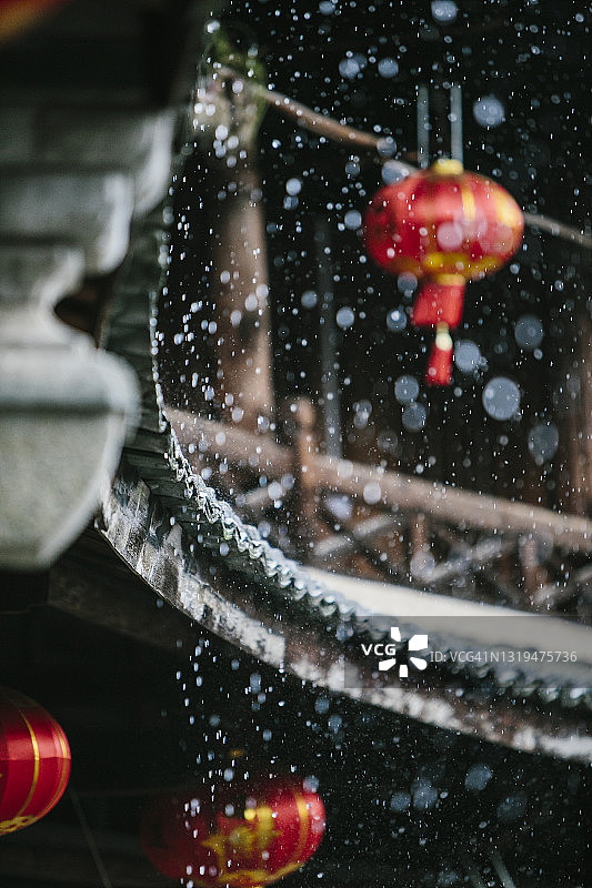 雨中福建土楼内的红色中式灯笼图片素材