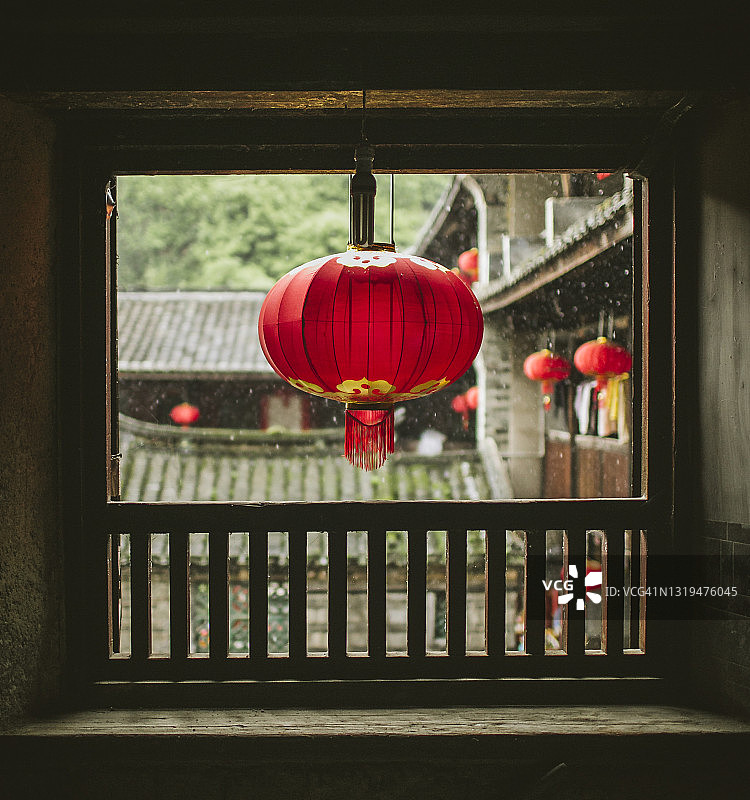 福建土楼内的红色中式灯笼图片素材