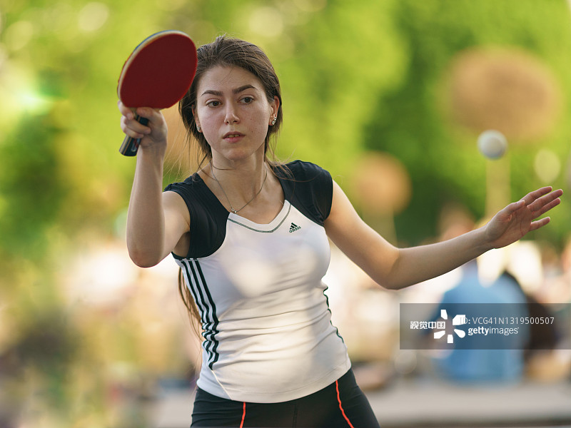 年轻女人打乒乓球图片素材