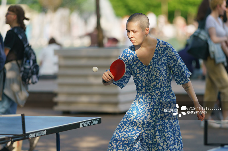 年轻女人打乒乓球图片素材