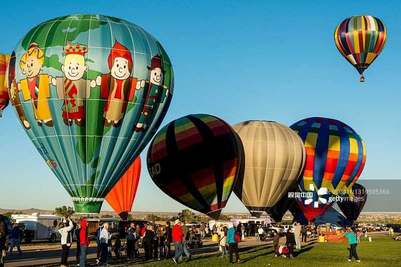 阿尔伯克基国际热气球嘉年华上的热气球集体升空图片素材