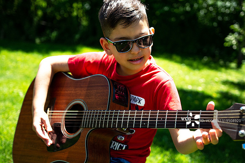 男孩弹奏原声吉他图片素材