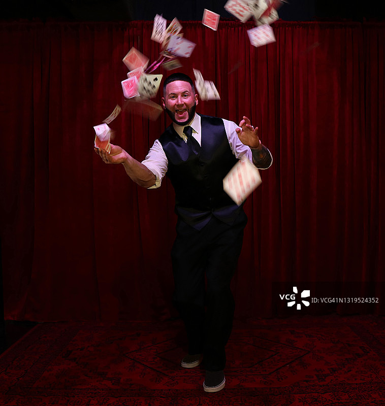 魔术师在空中扔扑克牌图片素材