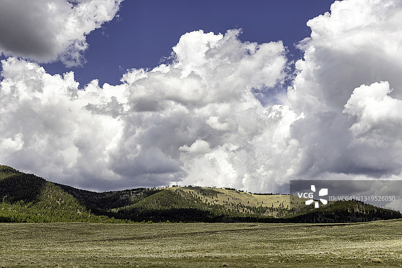 新墨西哥州瓦列斯卡尔德拉国家保护区春季云彩图片素材