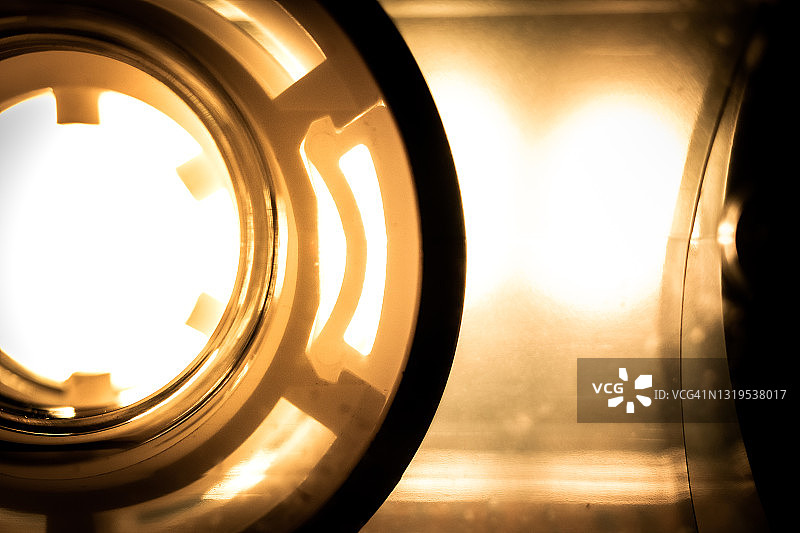 透明磁带内卡带卷轴的抽象棕褐色调微距特写图片素材