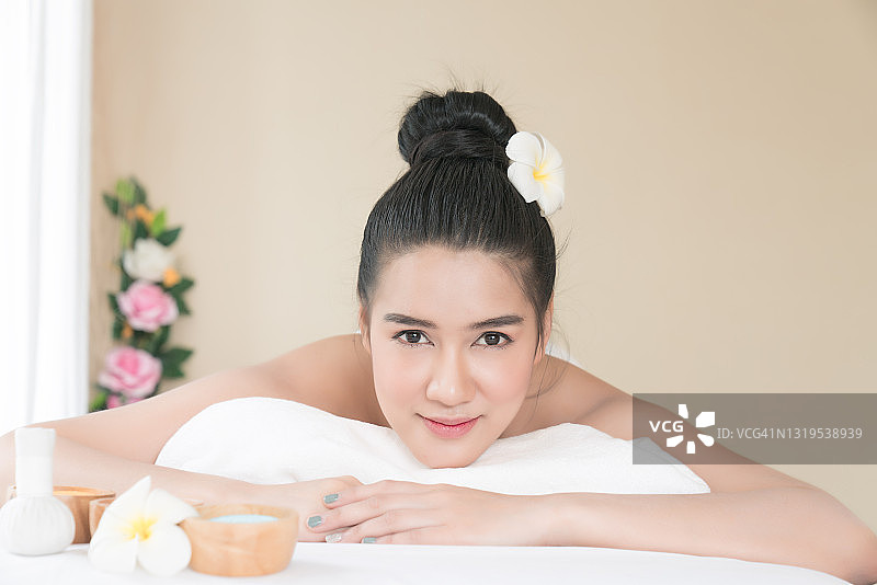 在水疗沙龙中的美丽年轻女人图片素材