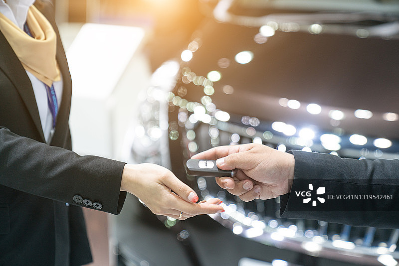 在汽车经销店卖车的销售员图片素材