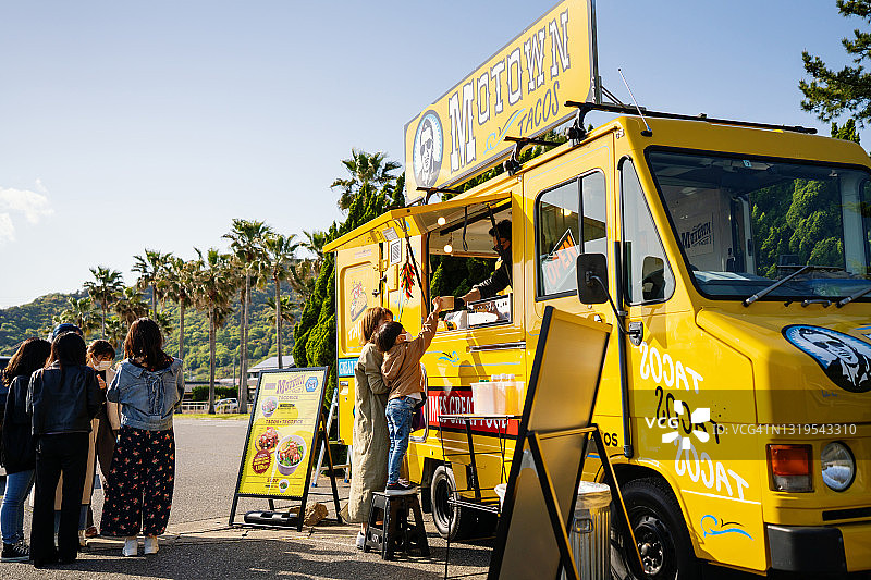 男孩从餐车购买午餐图片素材