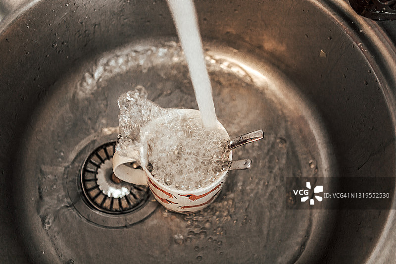 水槽上的自来水图片素材