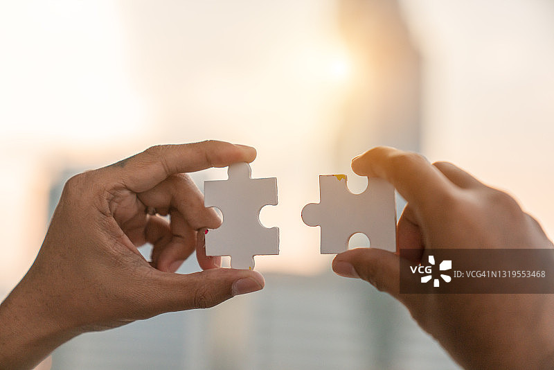 连接拼图的特写，商业解决方案、成功和战略概念图片素材